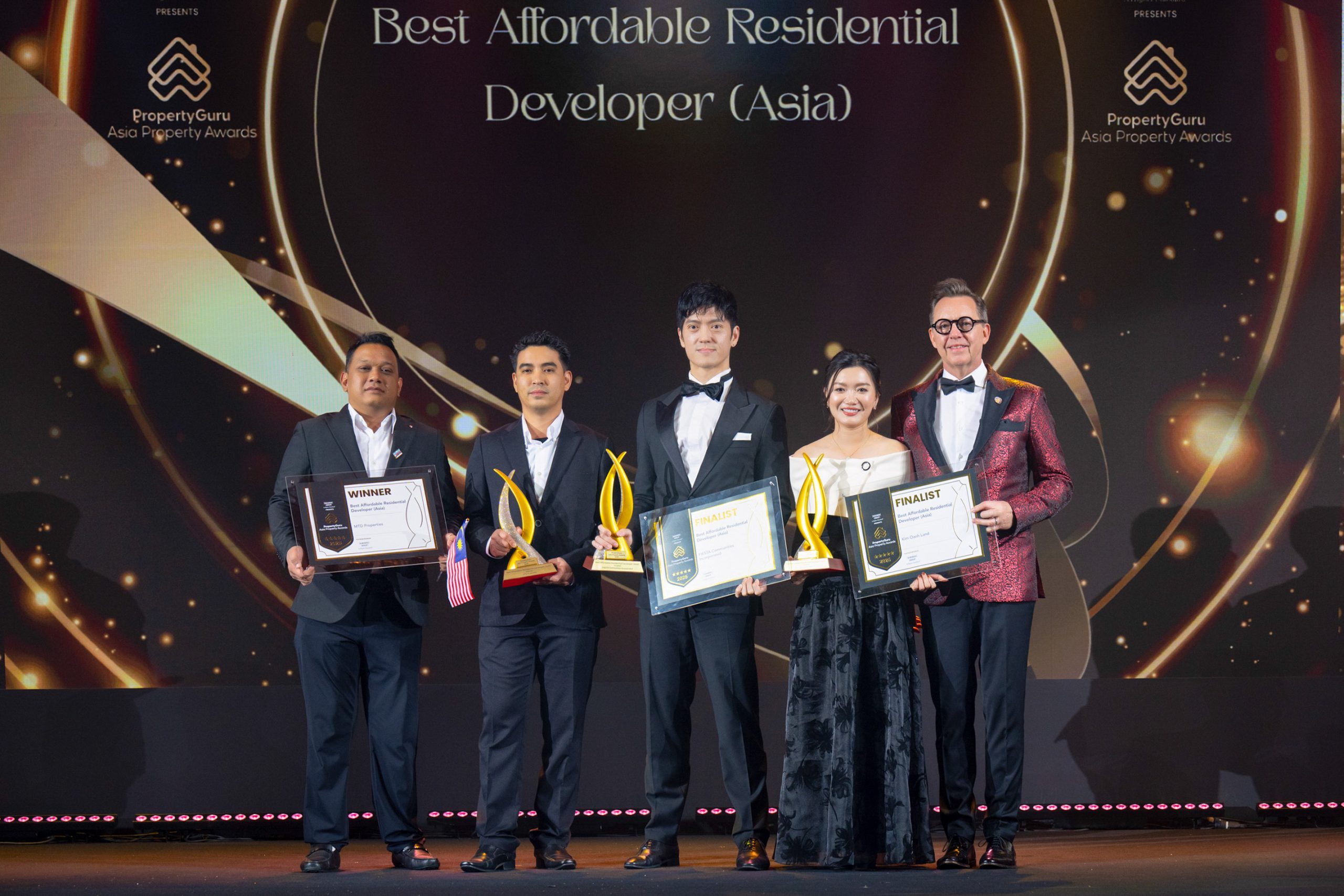 Bà Dora Nguyễn – Phó Chủ tịch HĐQT Kim Oanh Group đại diện nhận cúp và bằng khen Best Affordable Residential Developer